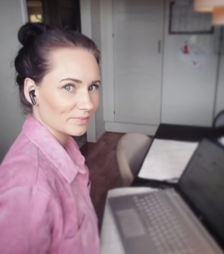 En bild på Linda som sitter och jobbar. Hennes företag är helt platsoberoende vilket ger henne mycket frihet och möjligheter.