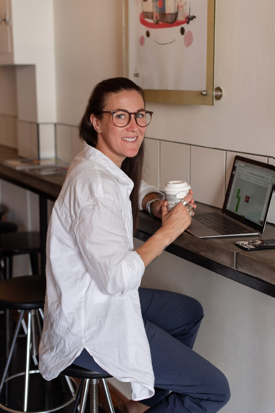Lina som arbetar framför datorn, med flexibel arbetsplats.