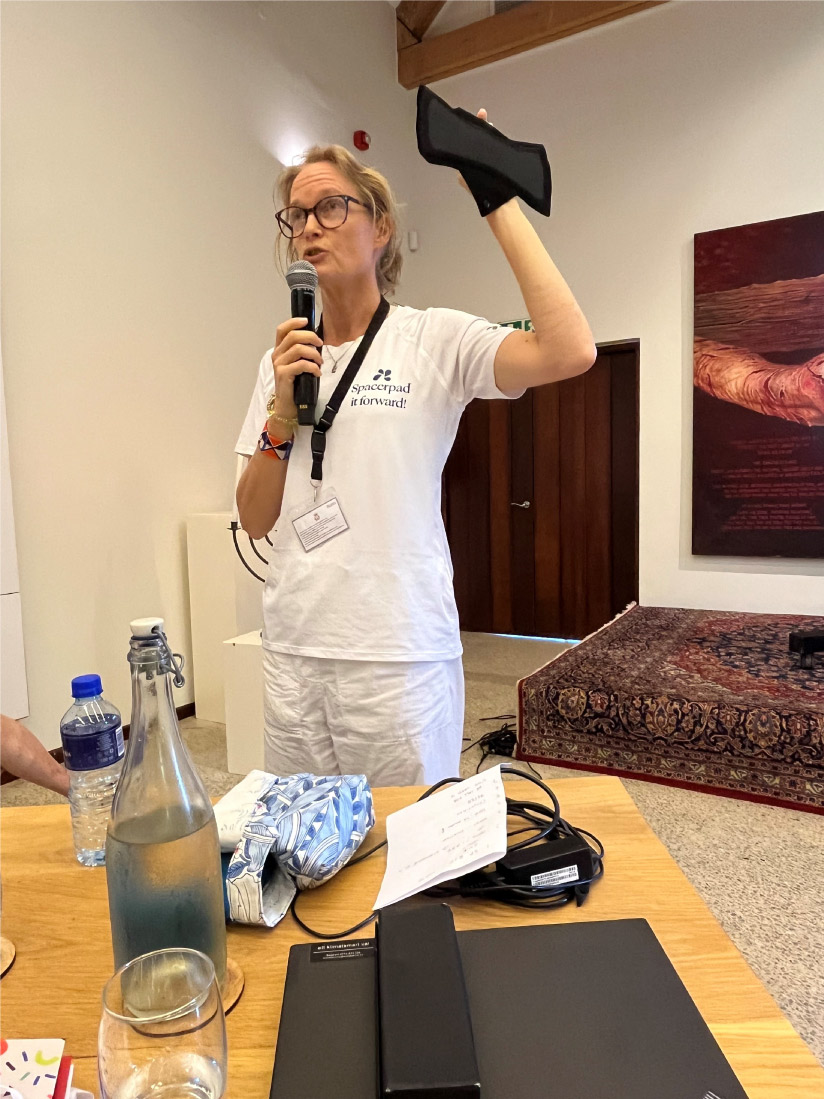 På bilden visar Karin Högberg upp Spacepads innovativa mensskydd