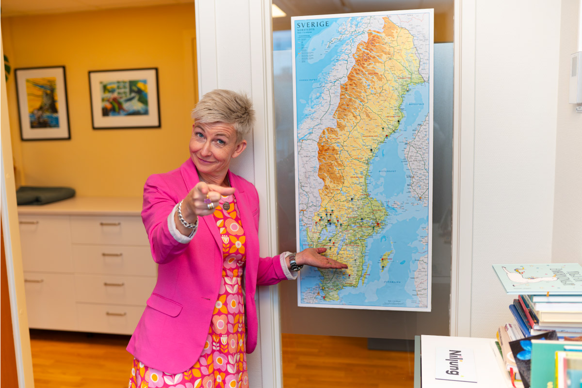 Marie arbetar från kontoret i Karlstad, men reser över hela landet för att sprida kunskap och mod.