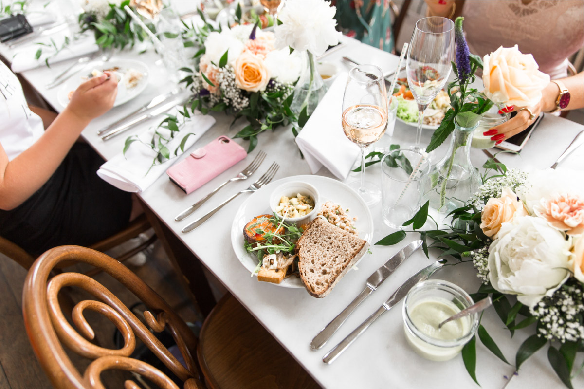 Bild på en vacker dukning med blommor från Melody Flower på Ida Warg´s Babyshower.